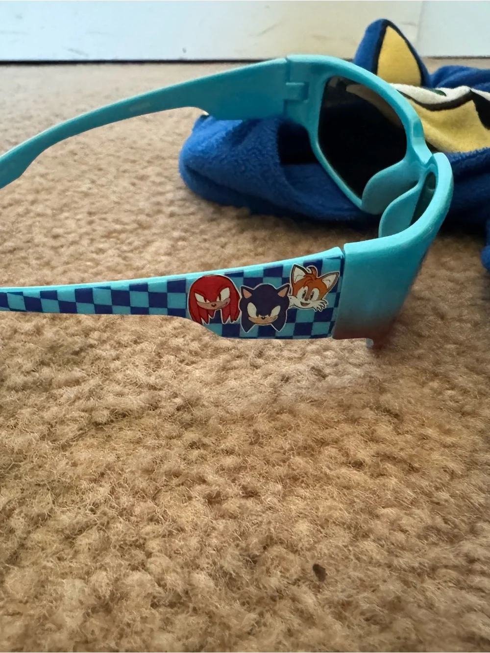 Sonic hooded onesie & sunglasses size 8